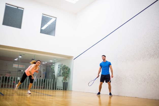 Pareja jugando un juego de squash