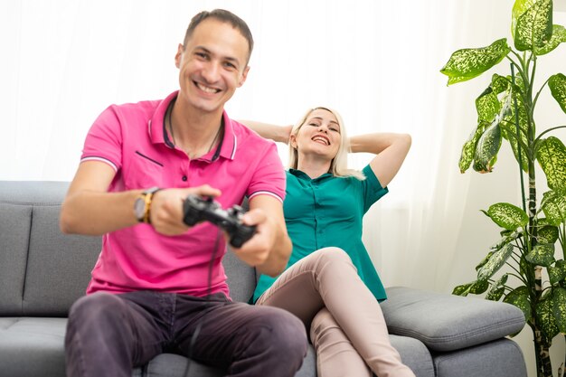 Pareja jugando juegos de video en casa