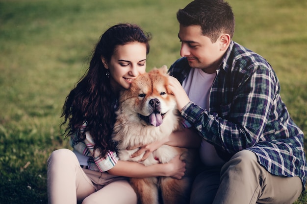 Pareja jugando con su perro