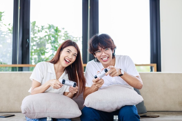 Pareja jugando videojuegos juntos en la felicidad de la sala de estar y el concepto de personas casadas