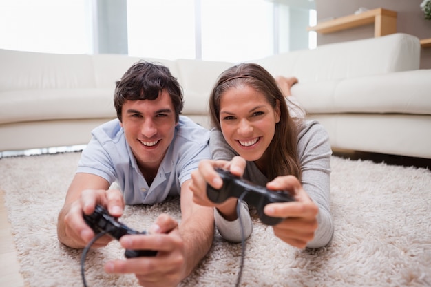 Pareja jugando videojuegos en la sala de estar