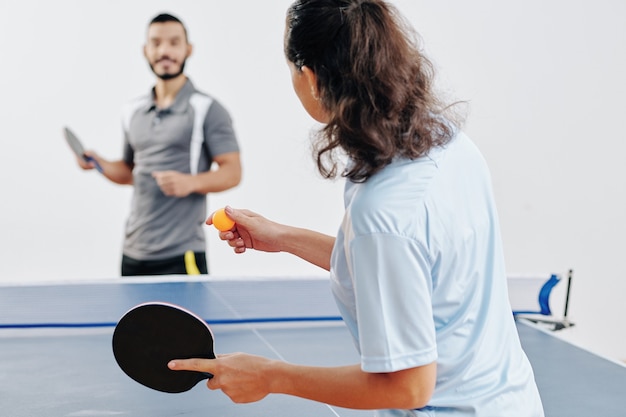 Pareja, jugar al tenis de mesa