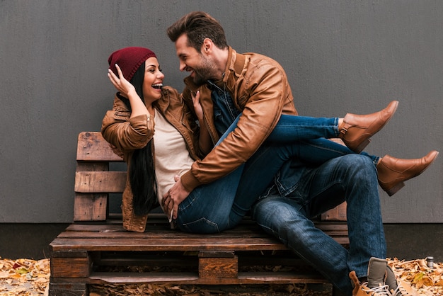 Foto pareja juguetona. juguetón joven pareja amorosa divirtiéndose juntos