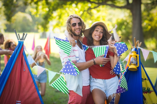 Pareja juntos en el camping