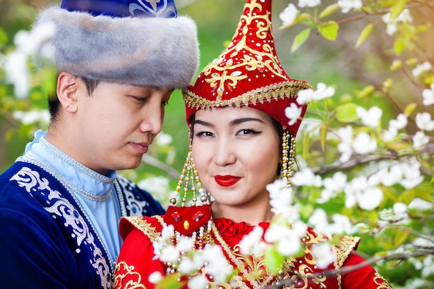 Pareja kazaja en el jardín