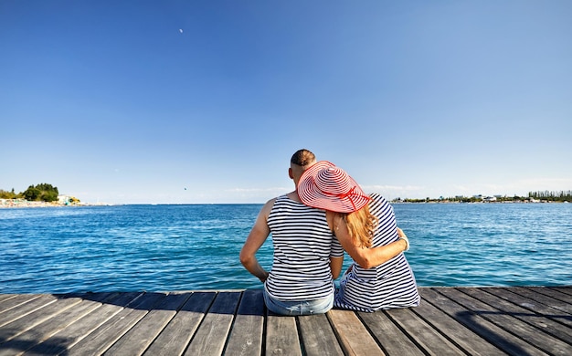 Pareja en el lago Issyk Kul