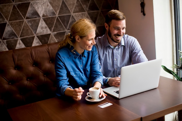 Pareja con laptop