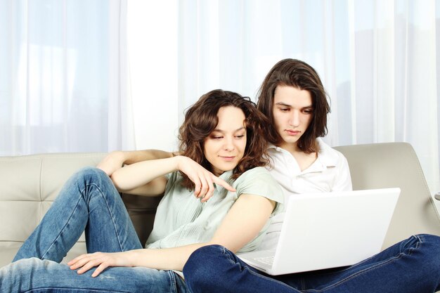 Pareja con laptop