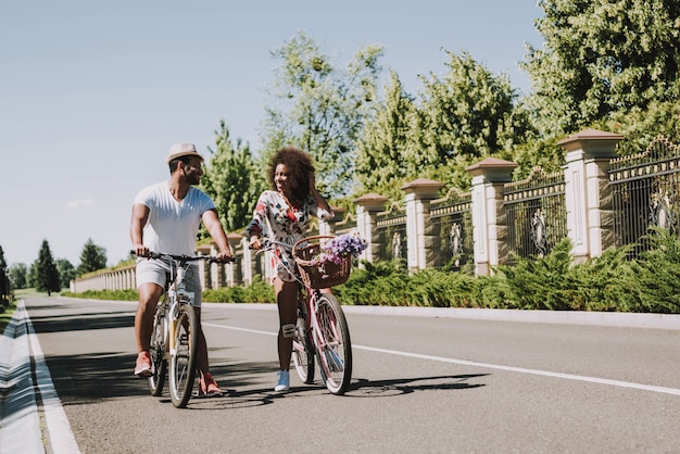 Pareja latina en el ciclismo en una cita romántica