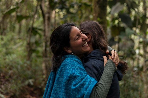 Foto pareja latina comparte su relación y noviazgo con un abrazo concepto de enamoramiento