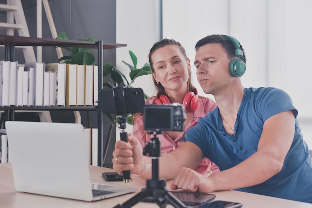 Pareja latina escuchando música auriculares casual interior