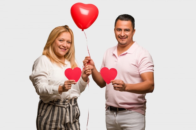 Pareja latina de mediana edad celebrando el día de san valentín