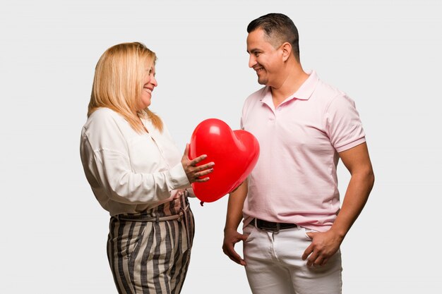 Pareja latina de mediana edad celebrando el día de san valentín