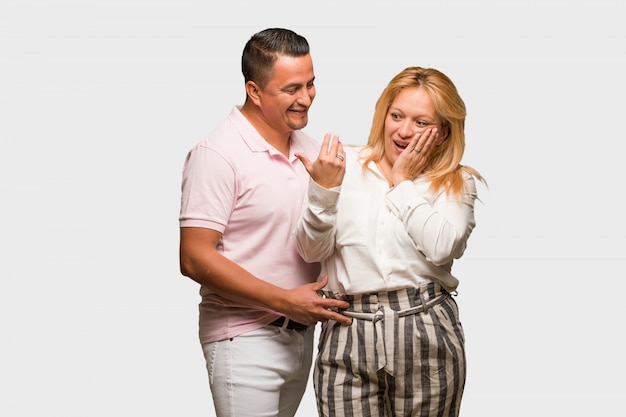 Pareja latina de mediana edad celebrando el día de san valentín