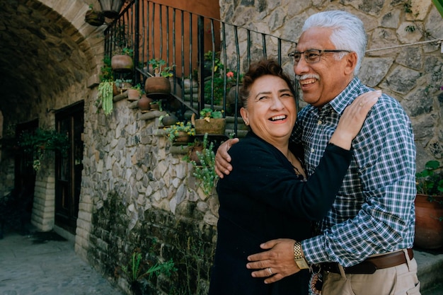 Una pareja latino-mexicana enamorada celebra su aniversario.