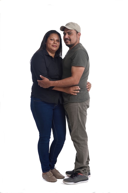 Pareja latinoamericana enamorada en blanco