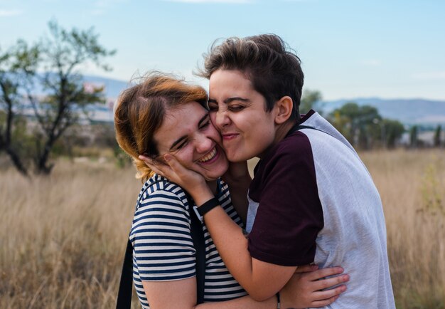 Una pareja de lesbianas se abraza en un prado