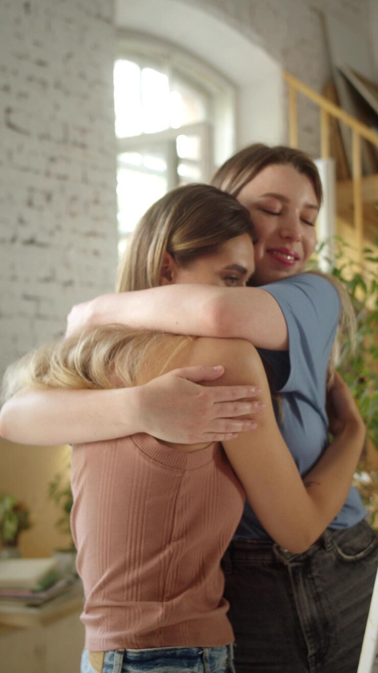 Foto pareja de lesbianas abrazándose en casa