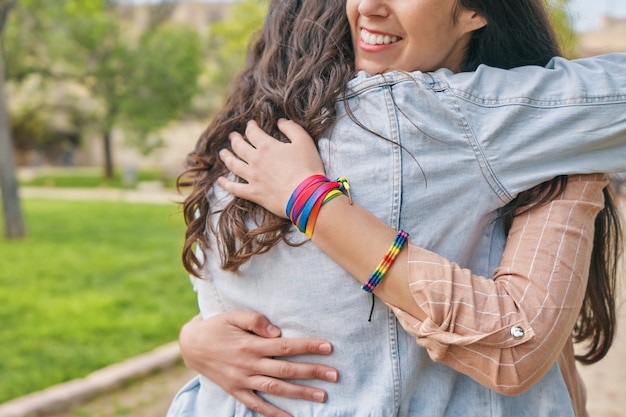 Pareja de lesbianas abrazándose en el parque