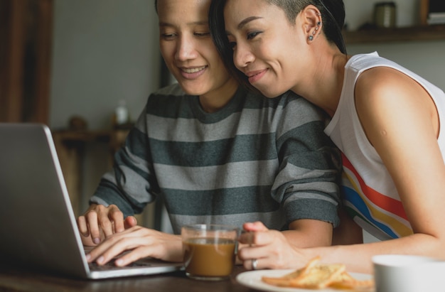 Pareja de lesbianas asiáticas LGBT