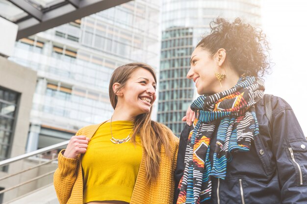 Pareja de lesbianas caminando en berlin