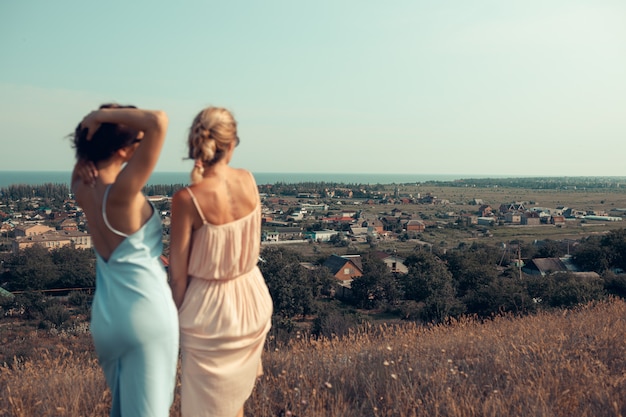 Pareja de lesbianas divertirse en la playa Hermosas amigas felices relajarse cerca del mar