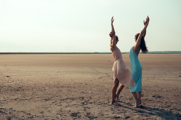 Pareja de lesbianas divertirse en la playa Hermosas amigas felices relajarse cerca del mar