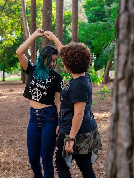 Foto pareja de lesbianas en un hermoso día en el parque