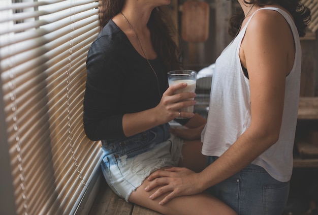 Pareja de lesbianas juntos en el interior concepto