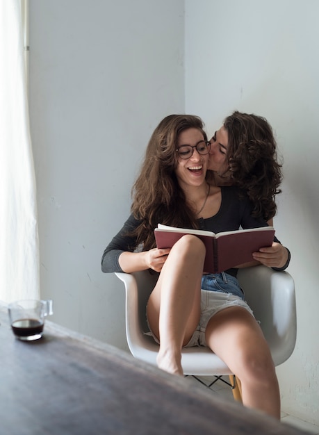 Pareja de lesbianas juntos en el interior concepto