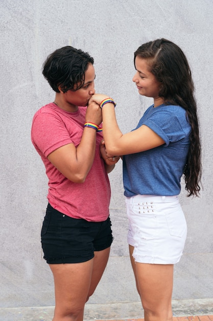 Foto pareja de lesbianas latinas comparten en la ciudad. concepto lgtb