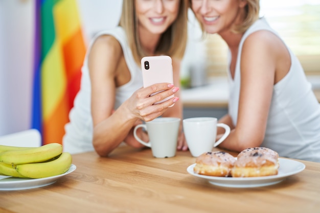 Pareja de lesbianas lgbt aman momentos en el concepto de felicidad de la cocina