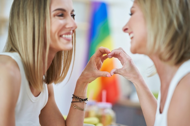 Pareja de lesbianas lgbt aman momentos en el concepto de felicidad de la cocina