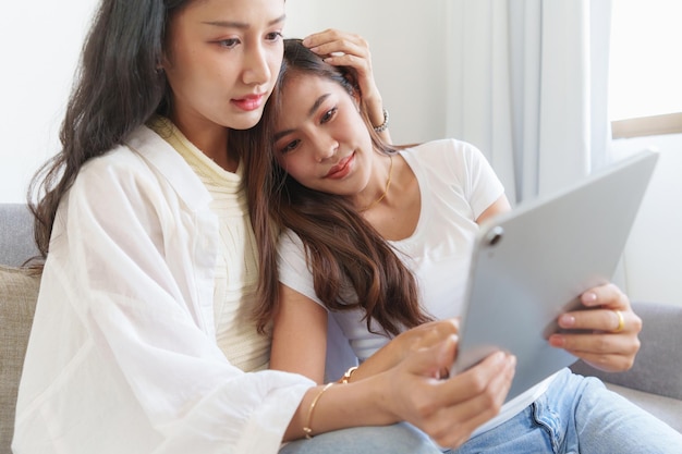 Pareja de lesbianas LGBT de mujeres asiáticas jóvenes aman momentos de felicidad en el dormitorio LGBTQ o concepto de orgullo y orgullo gay