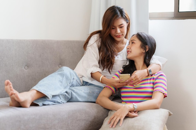 Pareja de lesbianas LGBT de mujeres asiáticas jóvenes aman momentos de felicidad en el dormitorio LGBTQ o concepto de orgullo y orgullo gay