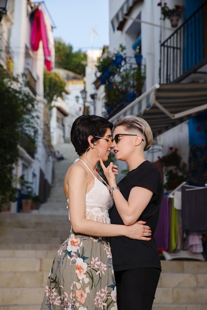 Pareja de lesbianas se miran amorosamente al aire libre, en el día del orgullo gay, concepto lgbt