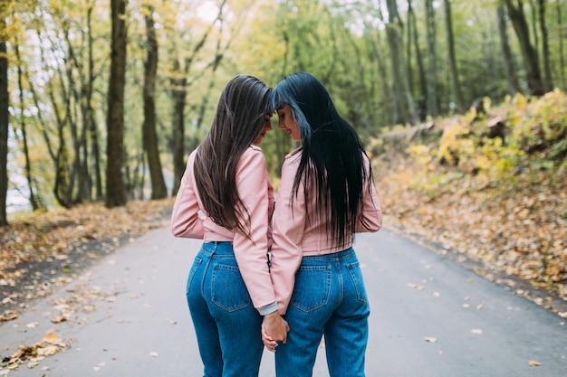 Foto pareja de lesbianas en el parque