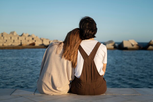 Foto pareja de lesbianas pasar tiempo al aire libre