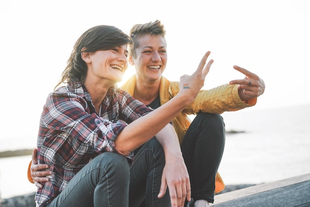 Foto una pareja de lesbianas en la playa.