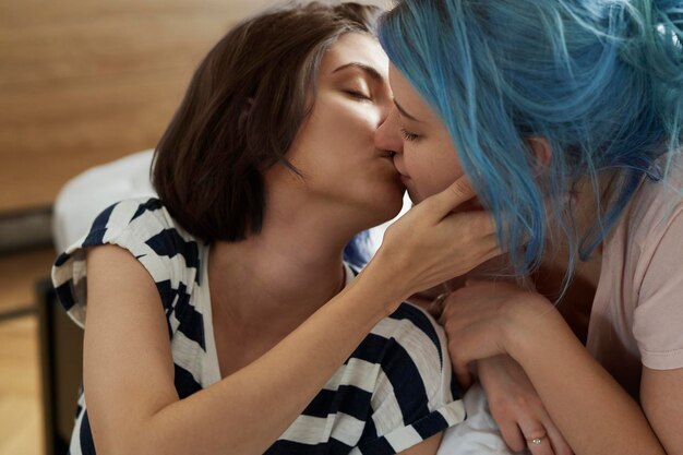 Una pareja de lesbianas románticas besándose íntimamente