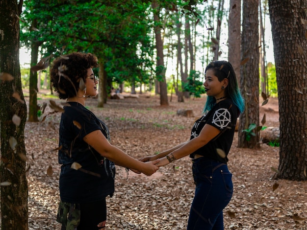 Pareja de lesbianas en sesión de fotos en el parque