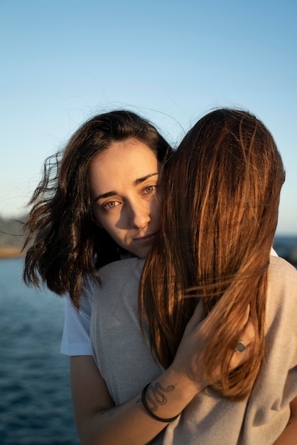 Foto pareja de lesbianas siendo cariñosos el uno con el otro