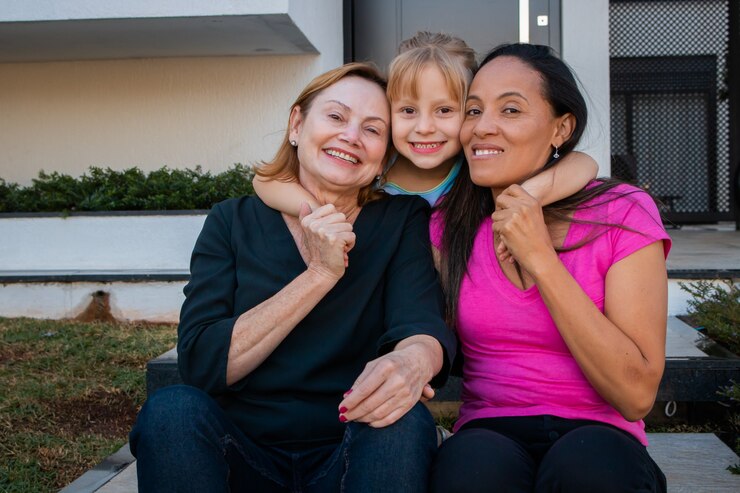 Foto pareja de lesbianas con su hija adoptiva. concepto del día de la madre