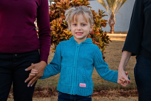 Pareja de lesbianas con su hija adoptiva. Concepto de diversidad y día de la madre