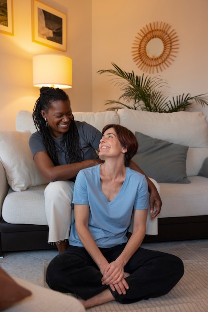 Pareja de lesbianas de tiro completo en casa