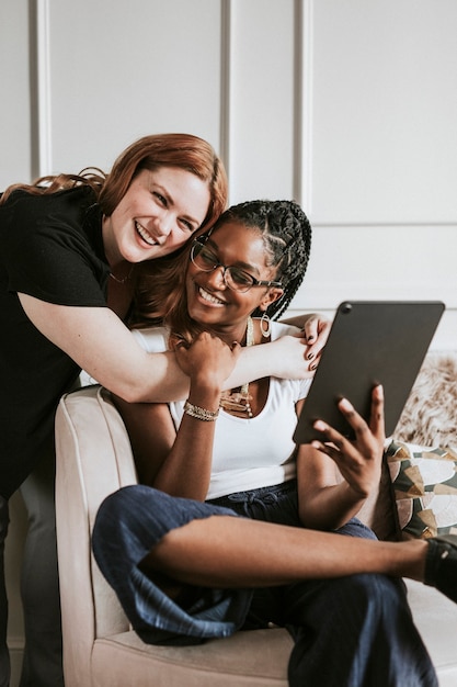 Pareja de lesbianas tomando un selfie con una tableta digital