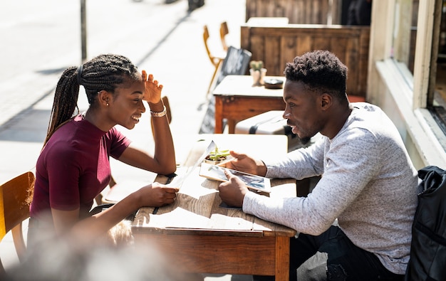 Pareja leyendo el menú en una cafetería