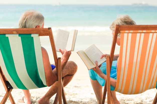 Pareja leyendo en la playa