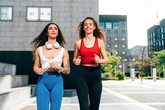 Pareja lgbt entrenando juntos al aire libre