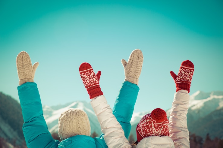 Foto pareja libertad invierno diversión montaña fondo cielo azul